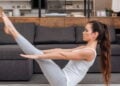 A posição de Yoga que tonifica mais de 100 músculos do abdômen, reduz o cortisol e fortalece a autoestima