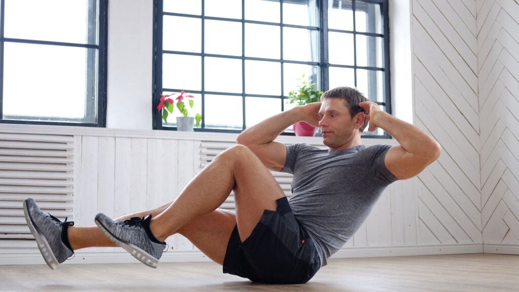 Melhore seu abdômen assistindo TV com exercícios simples!