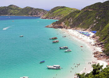 A praia mais cristalina do Brasil fica nesta cidade carioca