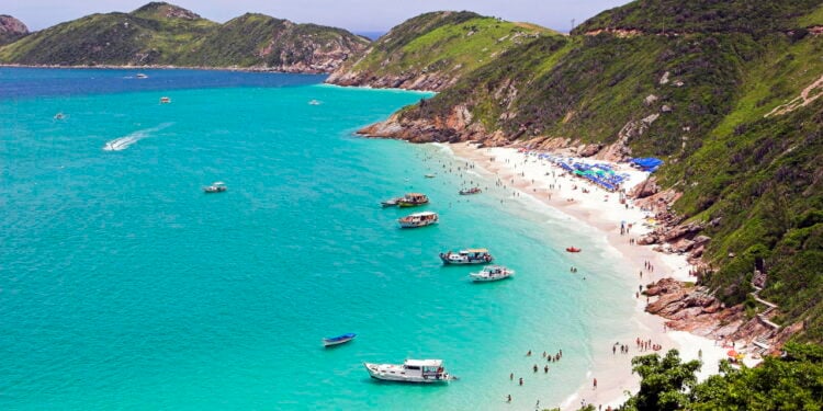 A praia mais cristalina do Brasil fica nesta cidade carioca