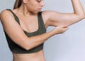 Braços em forma de asa de morcego? Não precisa de academia, estes 3 exercícios caseiros vão tonificá-los