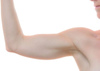 Exercícios eficazes para firmar braços flácidos em casa!