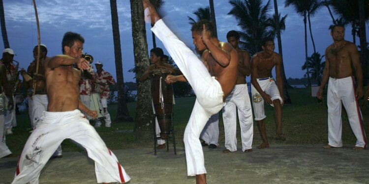 Como a capoeira ajuda pacientes com Parkinson