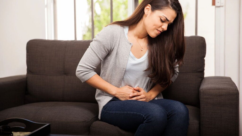 Veja como exercícios simples podem aliviar suas cólicas menstruais!