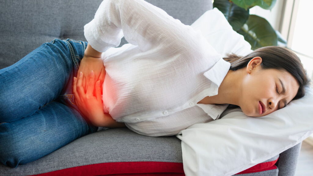 Alivie cólicas menstruais com estes exercícios leves!