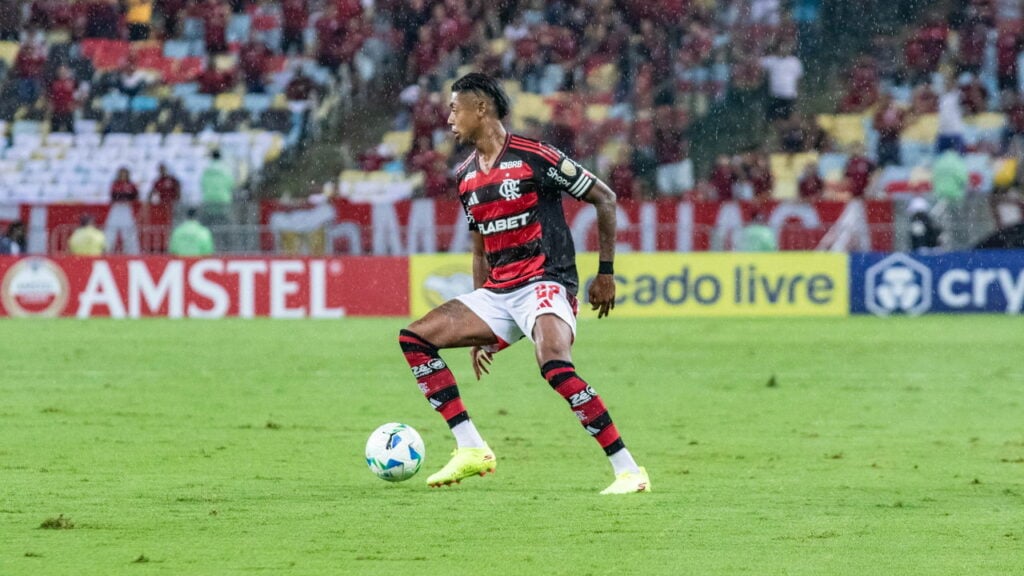 A Evolução dos Uniformes de Flamengo e PSG em 2025