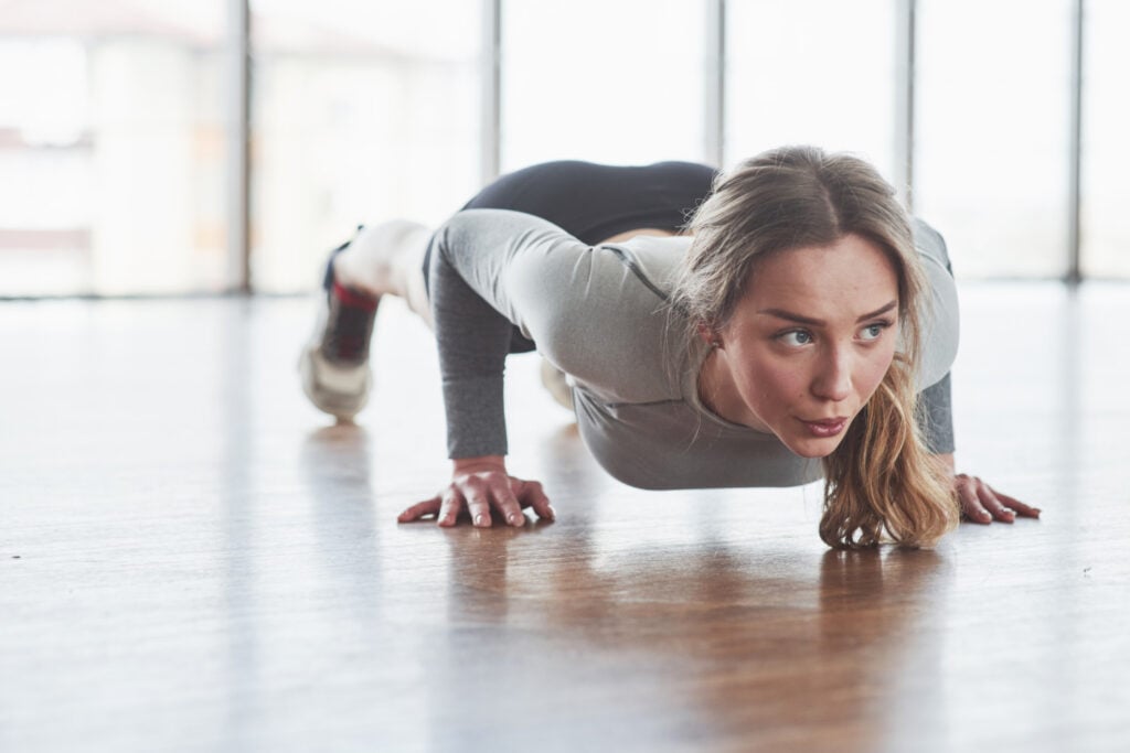 Braços em forma de asa de morcego? Não precisa de academia, estes 3 exercícios caseiros vão tonificá-los