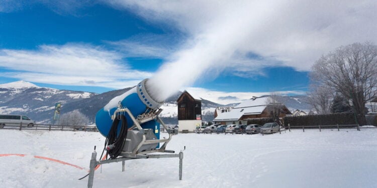 Geração de neve artificial garante esportes de inverno em 2025