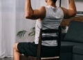Aprenda como realizar exercícios na cadeira para melhorar a postura e o corpo!