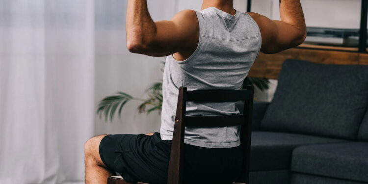 Aprenda como realizar exercícios na cadeira para melhorar a postura e o corpo!