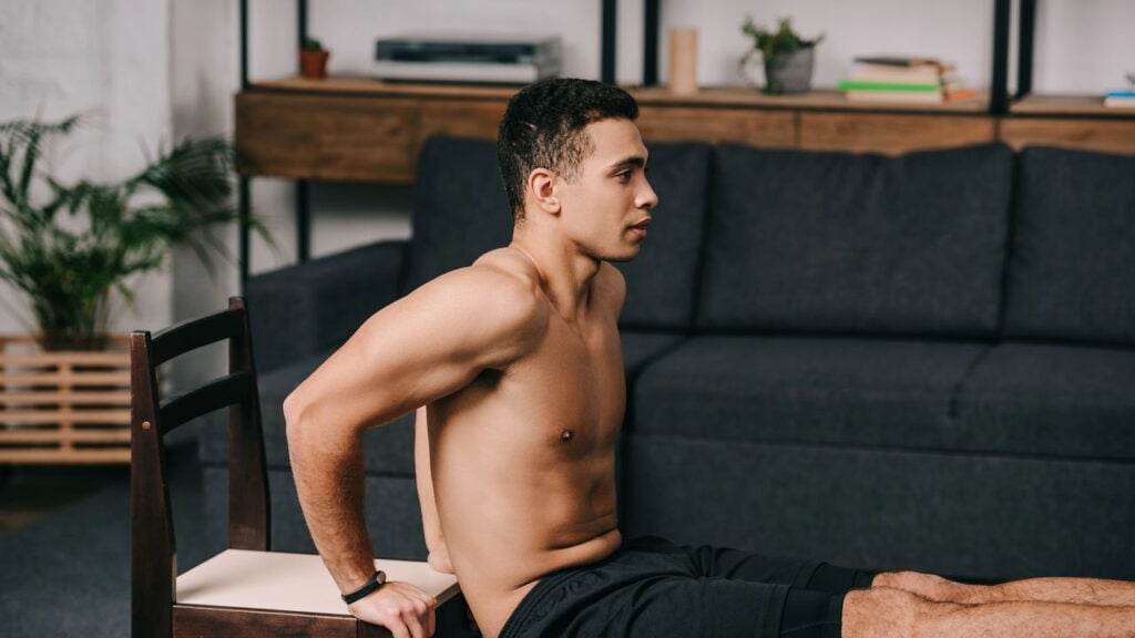 Aprenda como realizar exercícios na cadeira para melhorar a postura e o corpo!
