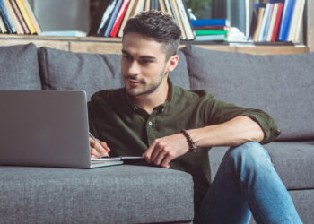 Melhore sua postura ao usar o computador com esses passos simples!