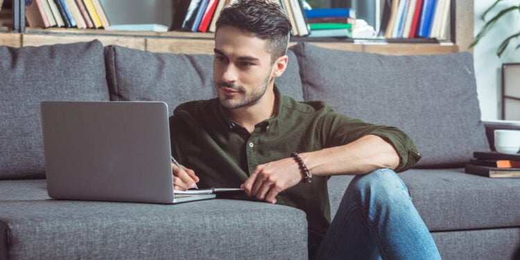Melhore sua postura ao usar o computador com esses passos simples!
