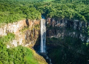 Cidade combina cachoeiras de 196 metros e cultura ucraniana