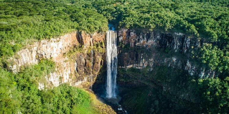 Cidade combina cachoeiras de 196 metros e cultura ucraniana