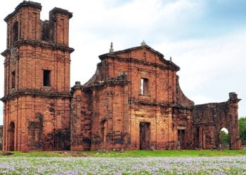 Este destino emociona com história viva e espetáculo noturno