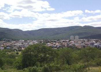 Cidade baiana reúne grutas escondidas e patrimônio histórico