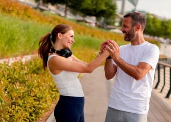 A moda que te acompanha do treino ao trabalho está dominando os guarda-roupas