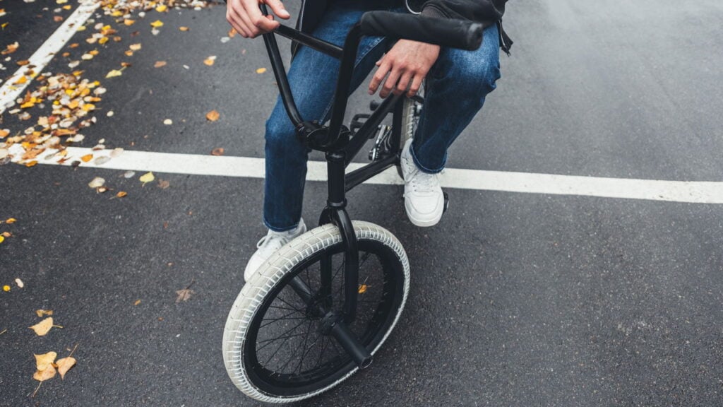 Manobras básicas de BMX conquistam ruas brasileiras