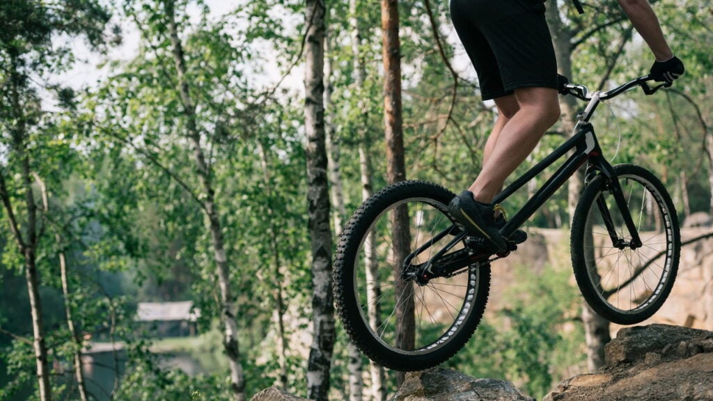 Manobras básicas de BMX conquistam ruas brasileiras