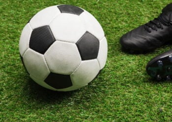 Calçados de futebol conquistam a moda urbana em 2025