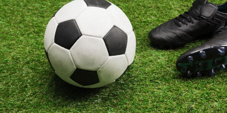 Calçados de futebol conquistam a moda urbana em 2025