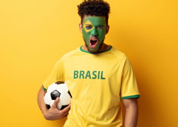 Camisa de futebol vira peça de arte e desejo global