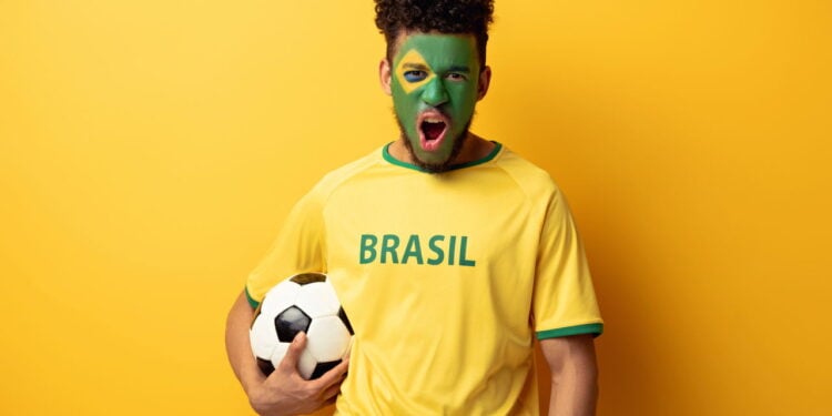 Camisa de futebol vira peça de arte e desejo global