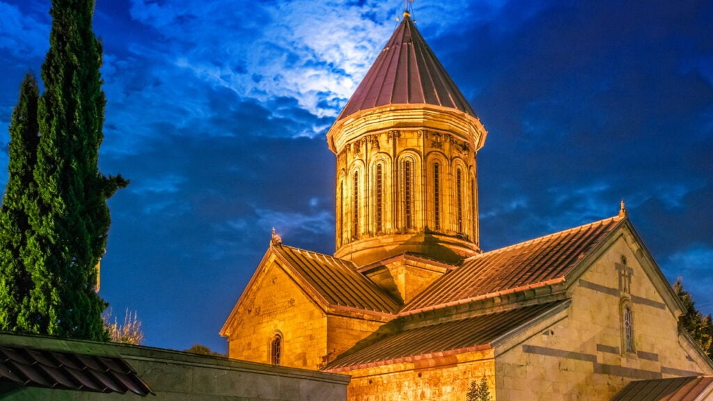 Sabia que Tbilisi tem vinhos milenares e vida noturna intensa?