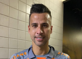 Fábio dorme só 3 horas e segue como o goleiro mais regular do Brasil