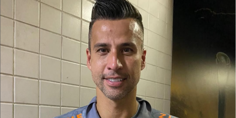 Fábio dorme só 3 horas e segue como o goleiro mais regular do Brasil