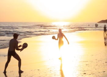 Frescobol é o esporte ideal para quem busca lazer e saúde