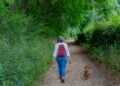 Caminhar na natureza após os 50 traz benefícios que vão além da saúde