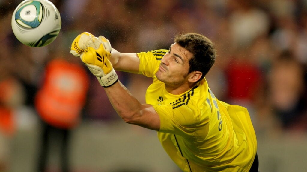 A evolução dos uniformes de goleiro no futebol moderno