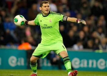 A evolução dos uniformes de goleiro no futebol moderno