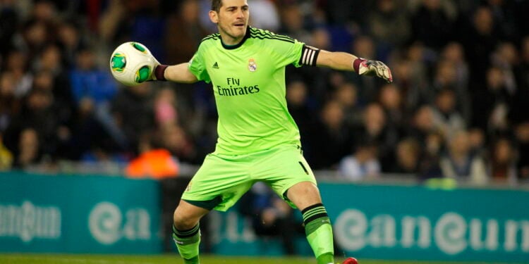 A evolução dos uniformes de goleiro no futebol moderno