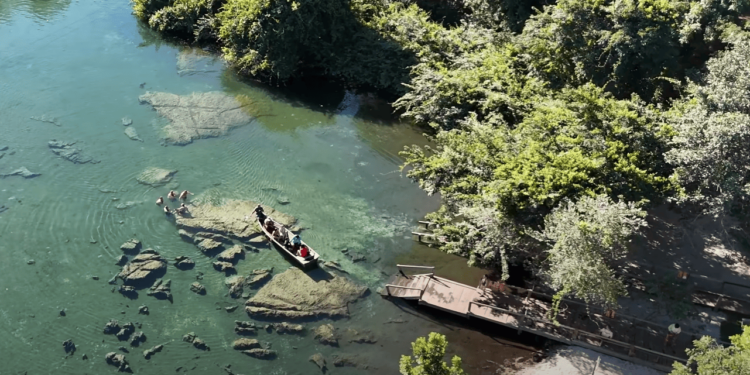 Destino brasileiro impressiona com águas cristalinas únicas