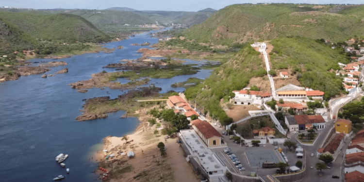Essa cidade abriga segredos do cangaço e águas esmeraldas