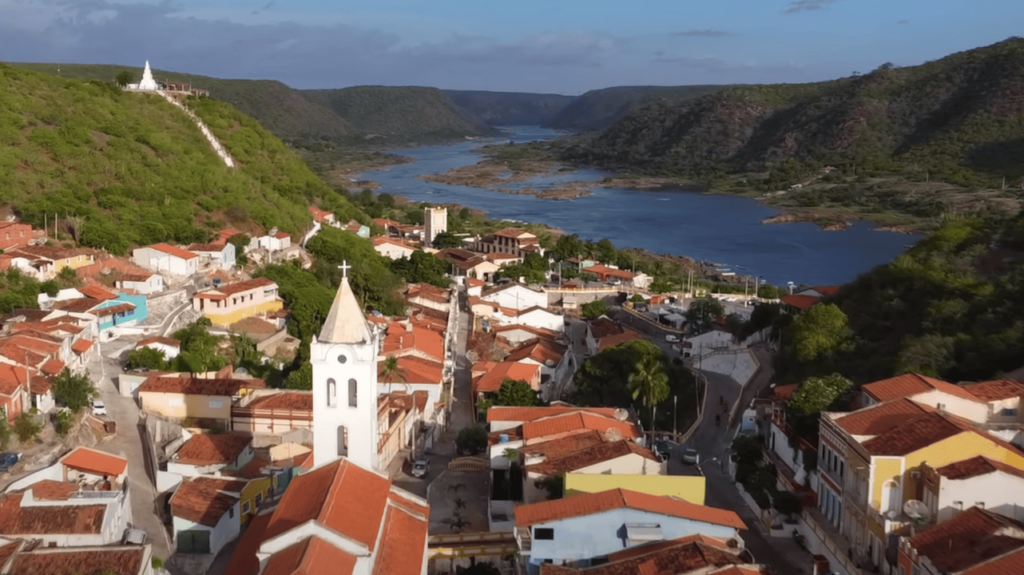 Essa cidade abriga segredos do cangaço e águas esmeraldas