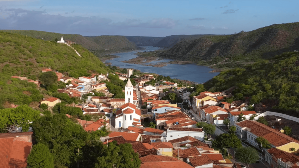 Essa cidade abriga segredos do cangaço e águas esmeraldas