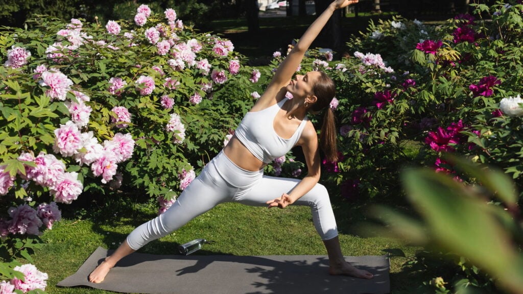 5 motivos para praticar yoga ao ar livre e renovar sua energia