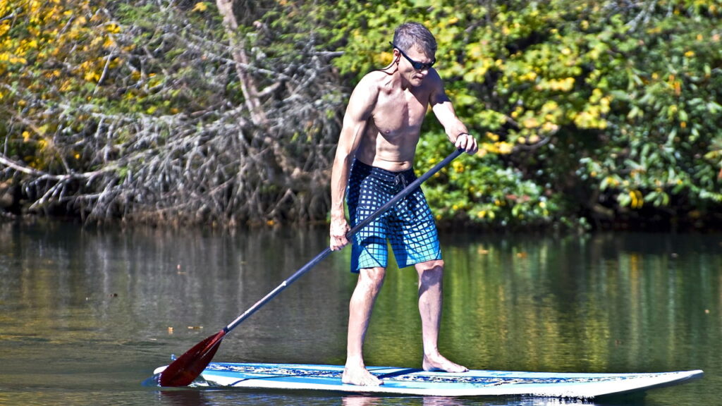 Reconecte corpo e mente com a prática de stand up paddle