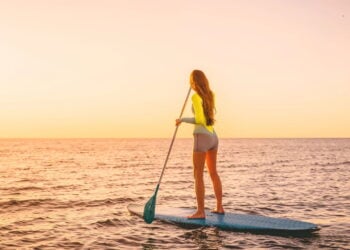 Stand up paddle conquista praias e melhora sua saúde