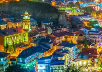 Sabia que Tbilisi tem vinhos milenares e vida noturna intensa?