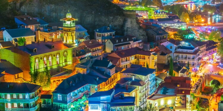 Sabia que Tbilisi tem vinhos milenares e vida noturna intensa?