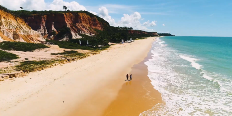 Maior campo de golfe do país fica nesta praia baiana