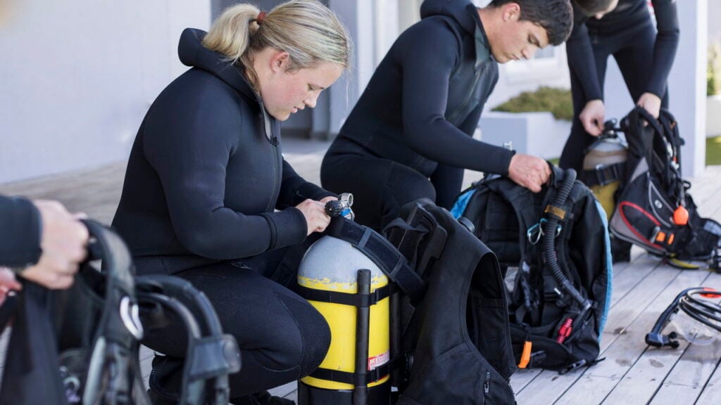 Wetsuits são a nova febre entre surfistas e fashionistas