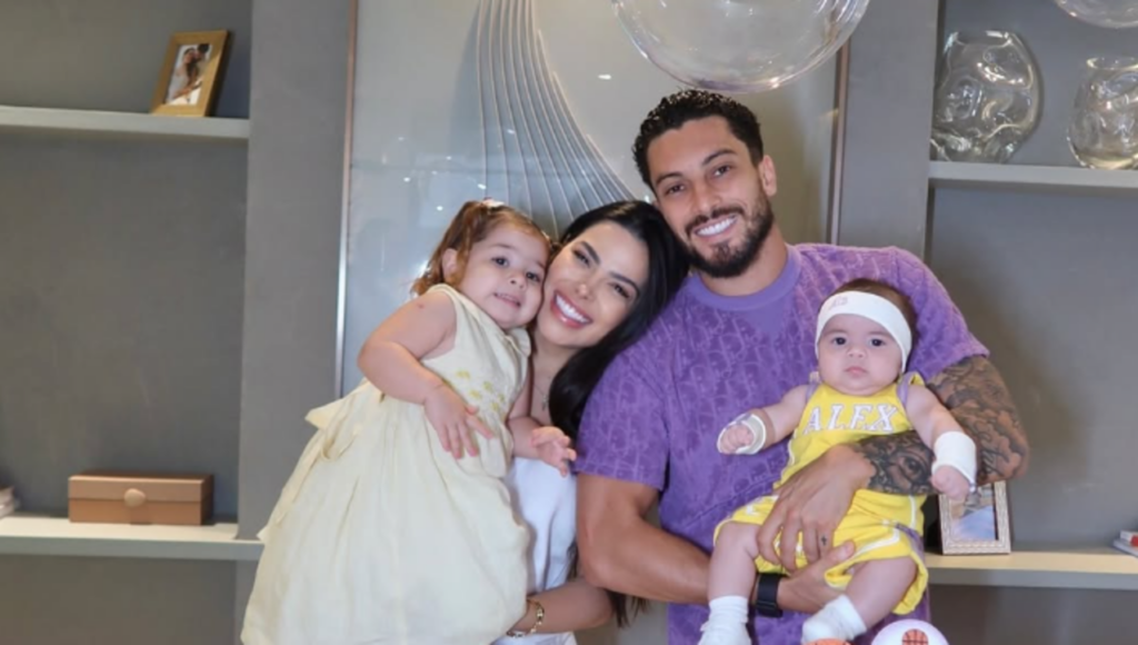 Vitória Telles abandona sucesso musical por Alex Telles