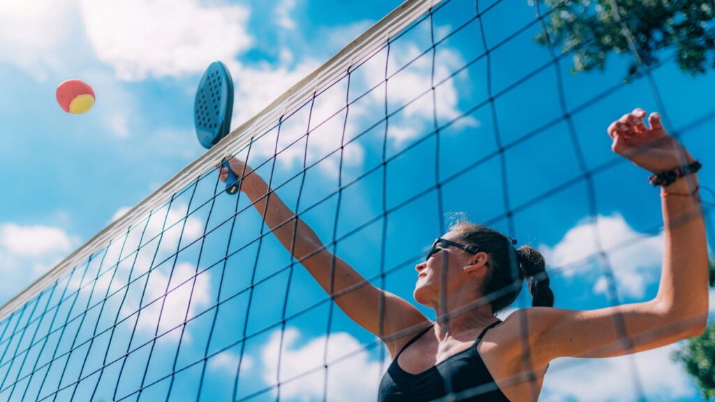 Quatro esportes de praia que queimam calorias enquanto você se diverte com os amigos