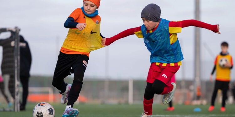 O poder dos bonés, meias e cachecóis na cultura futebolística atual